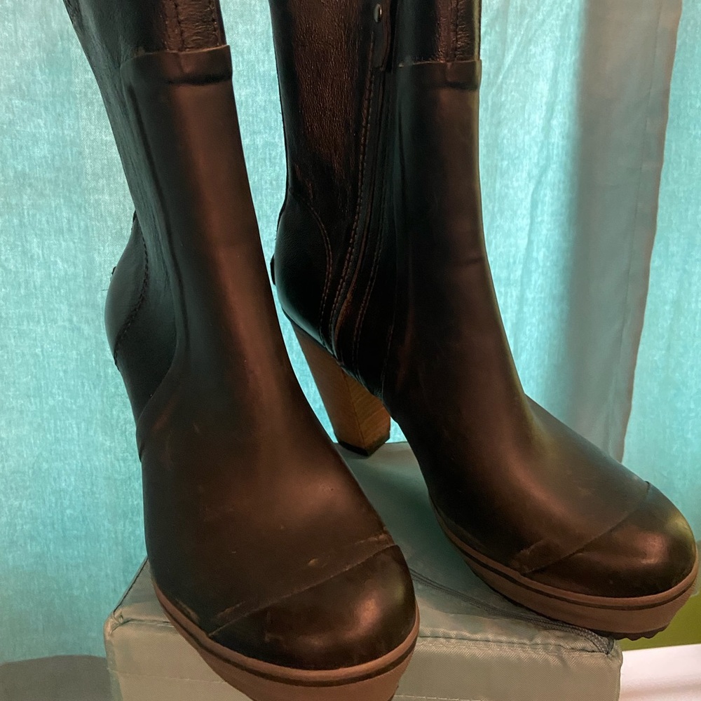Sorel high heel boot - only worn a few times - size 9
